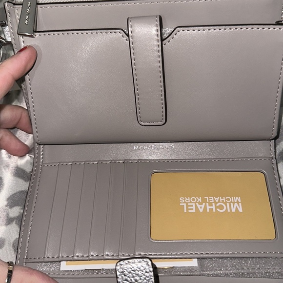 NWT Micheal kors silver leather double zipper phone case wallet wristlet nice 👍 - Picture 4 of 9